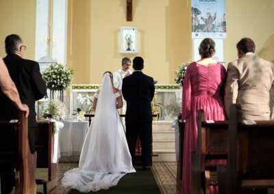 Noivos Miriam e Cristiano durante cerimônia de casamento em Piraju